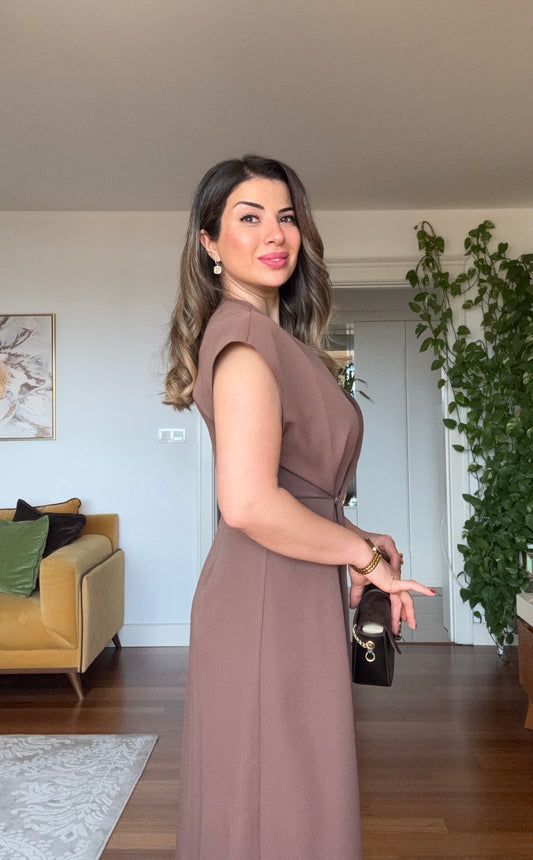 GOLD DETAYLI KRUVAZE YAKA KOLSUZ SİYAH ELBİSE - MOKA KAHVE