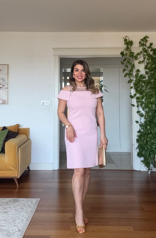 DANTEL DETAYLI MADONNA YAKA MİDİ ELBİSE- PUDRA
