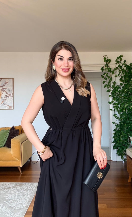V YAKA KRUVAZE KESİM BELİ LASTİKLİ KOLSUZ MAXİ BOY ELBİSE - SİYAH