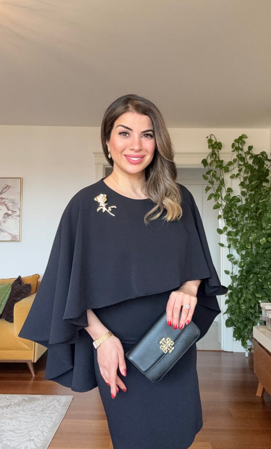 PELERİN DETAYLI BROŞLU ELBİSE - SİYAH