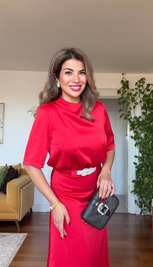 SATEN DRAPE YAKA KEMER DETAYLI MİDİ ELBİSE - KIRMIZI