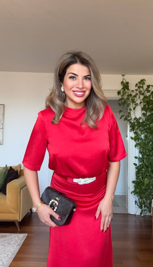 SATEN DRAPE YAKA KEMER DETAYLI MİDİ ELBİSE - KIRMIZI