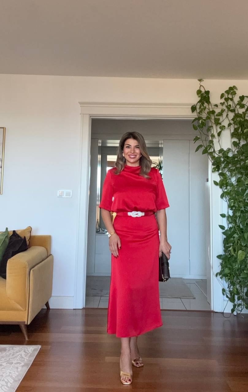 SATEN DRAPE YAKA KEMER DETAYLI MİDİ ELBİSE - KIRMIZI