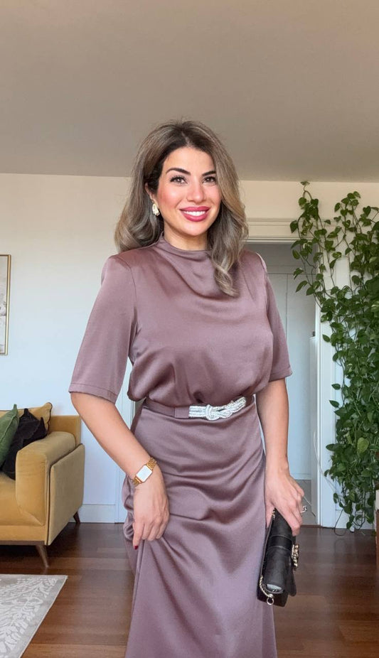 SATEN DRAPE YAKA KEMER DETAYLI MİDİ ELBİSE – MOKA KAHVE