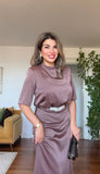 SATEN DRAPE YAKA KEMER DETAYLI MİDİ ELBİSE – MOKA KAHVE
