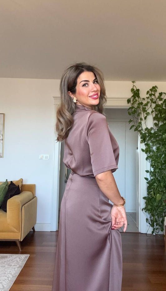 SATEN DRAPE YAKA KEMER DETAYLI MİDİ ELBİSE – MOKA KAHVE