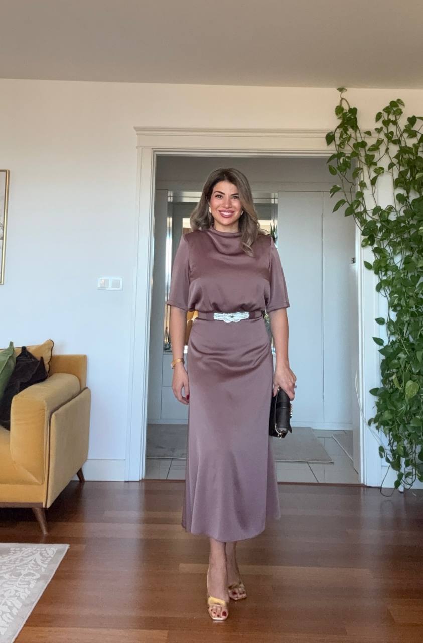 SATEN DRAPE YAKA KEMER DETAYLI MİDİ ELBİSE – MOKA KAHVE