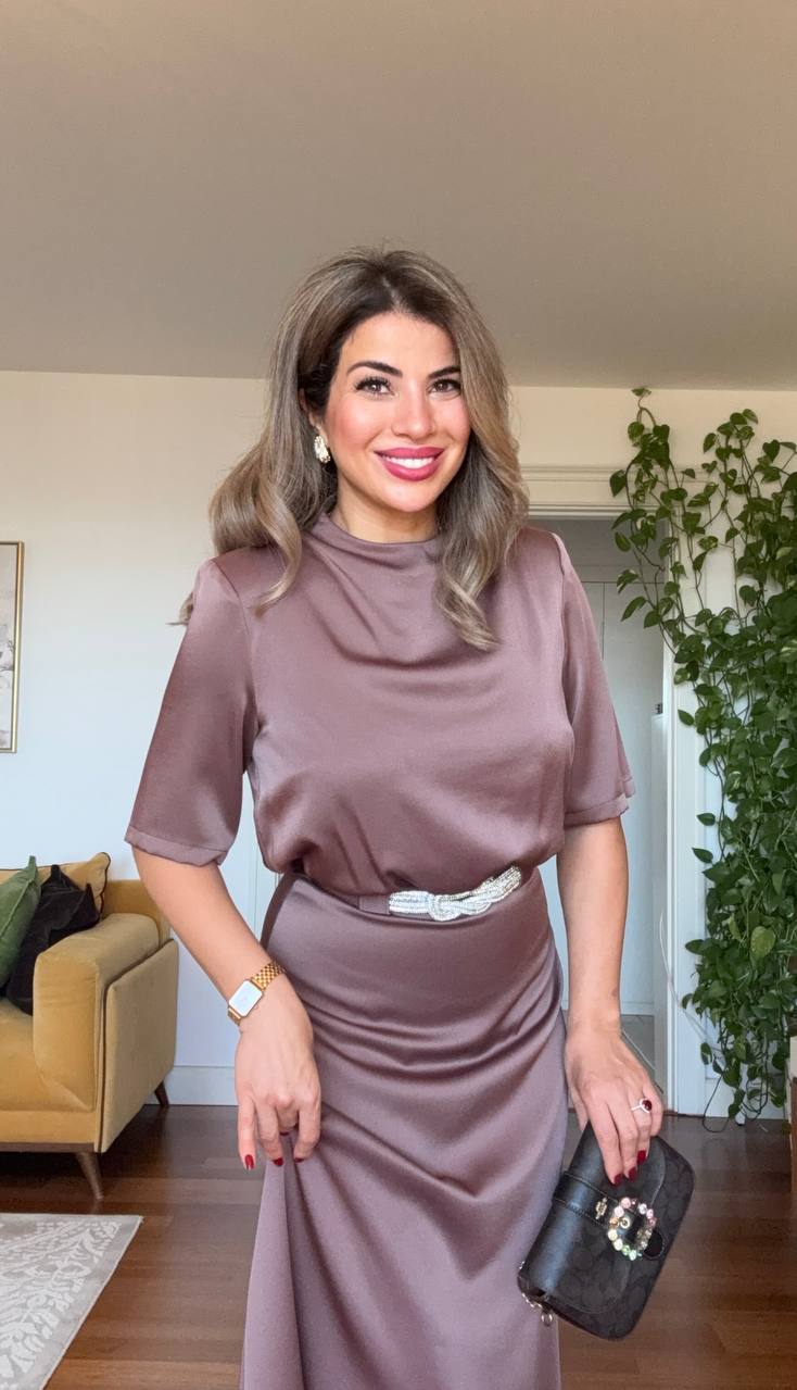 SATEN DRAPE YAKA KEMER DETAYLI MİDİ ELBİSE – MOKA KAHVE