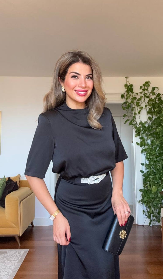 SATEN DRAPE YAKA KEMER DETAYLI MİDİ ELBİSE – SİYAH