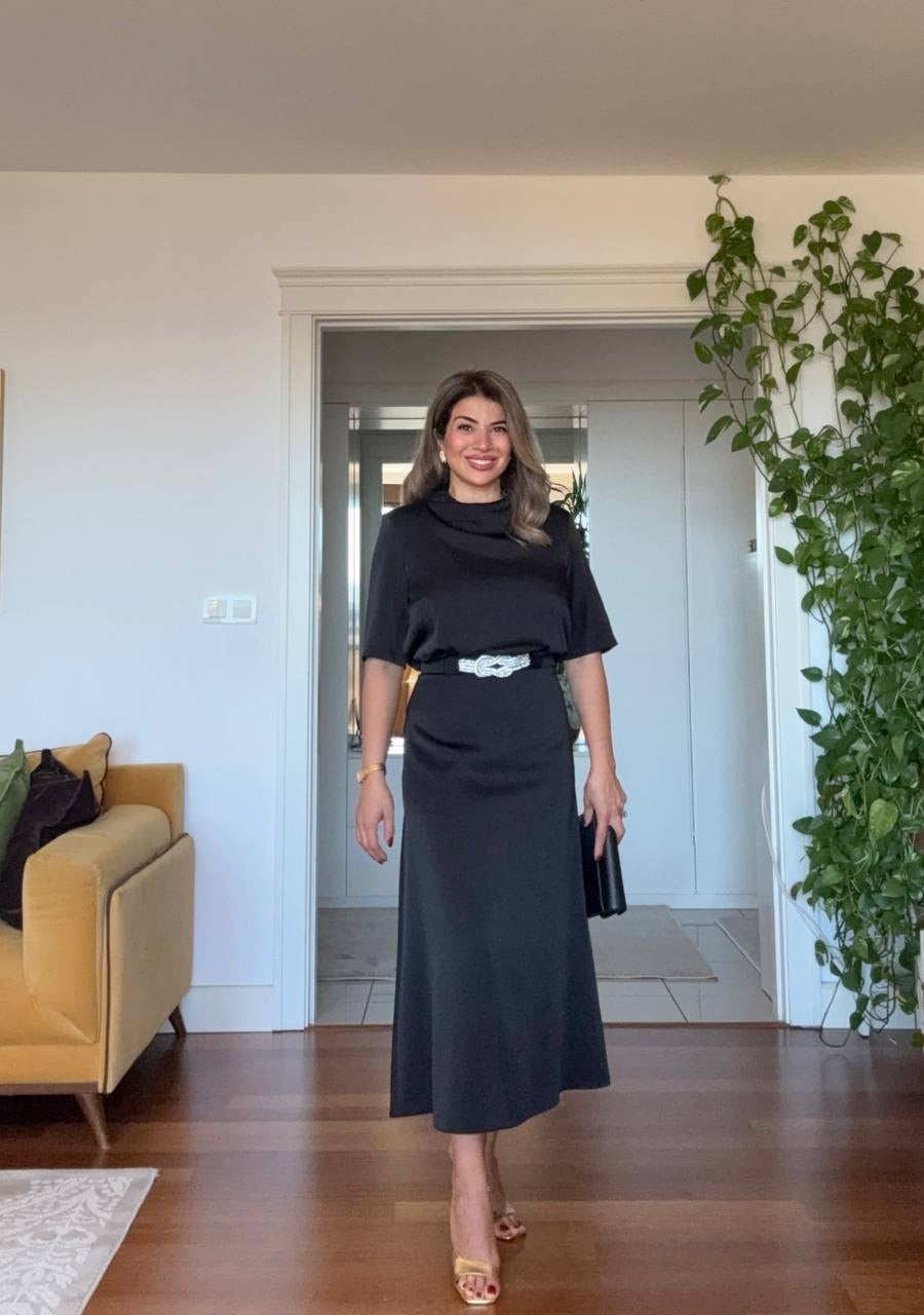 SATEN DRAPE YAKA KEMER DETAYLI MİDİ ELBİSE – SİYAH