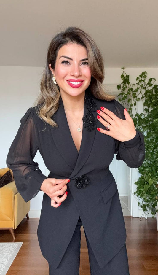 YAKASI ÇİÇEK DETAYLI ŞIK TAKIM – SİYAH