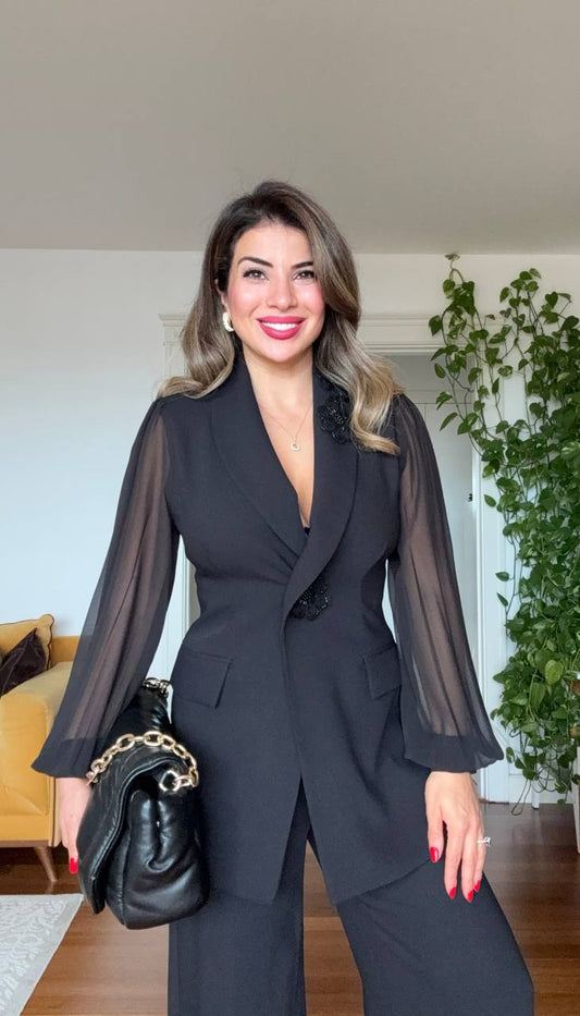 YAKASI ÇİÇEK DETAYLI ŞIK TAKIM – SİYAH