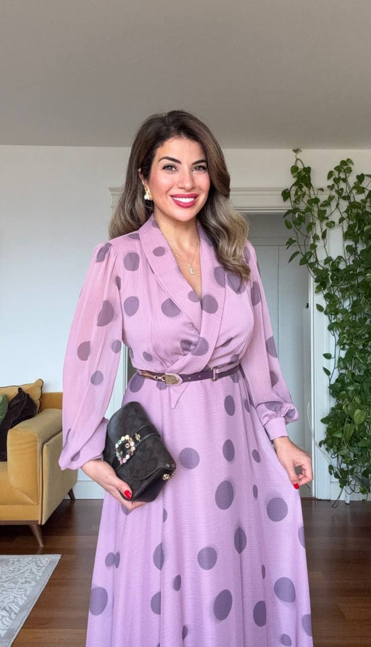 BÜYÜK PUANTİYELİ ŞİFON KRUVAZE ELBİSE – LİLA