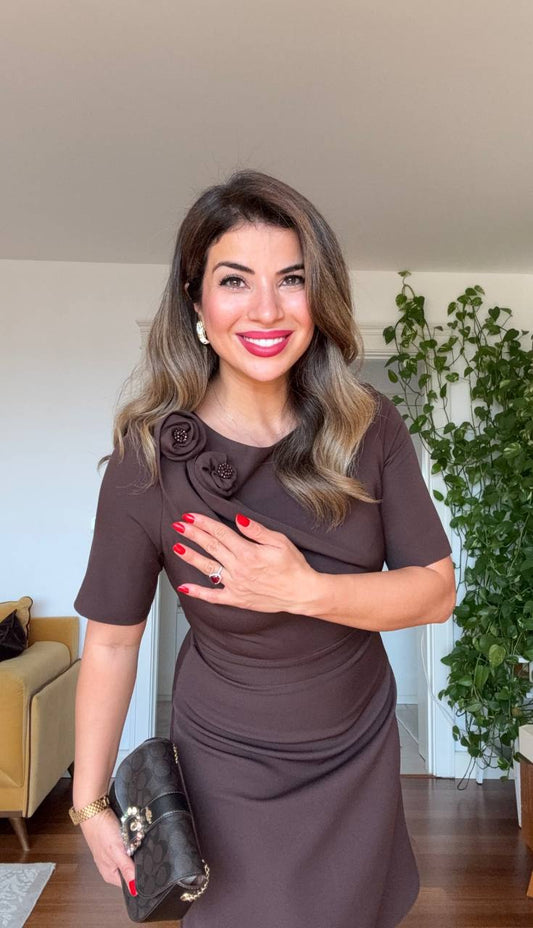 OMUZ ÇİÇEK DETAYLI KLASİK ELBİSE – KAKAO KAHVE