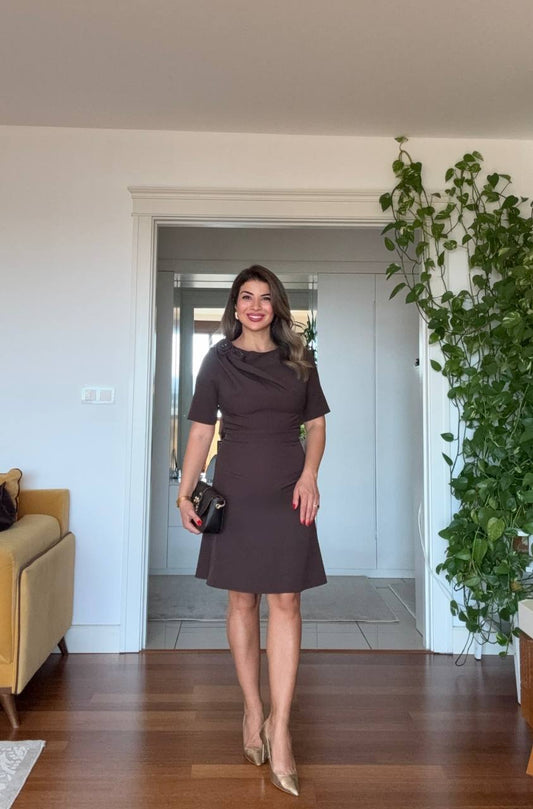 OMUZ ÇİÇEK DETAYLI KLASİK ELBİSE – KAKAO KAHVE