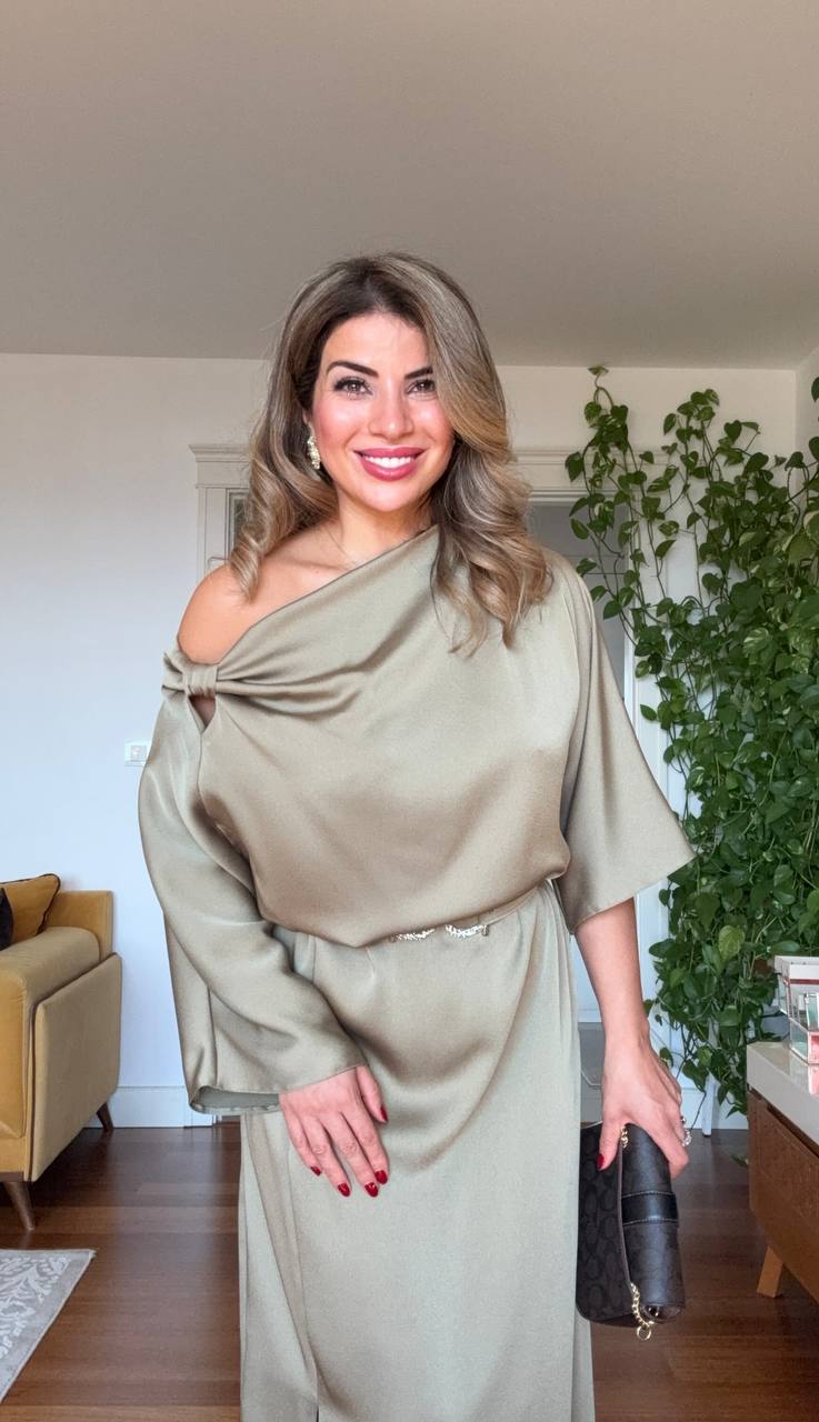 SATEN ASİMETRİK YAKA DRAPE ELBİSE – ŞAMPANYA BEJ