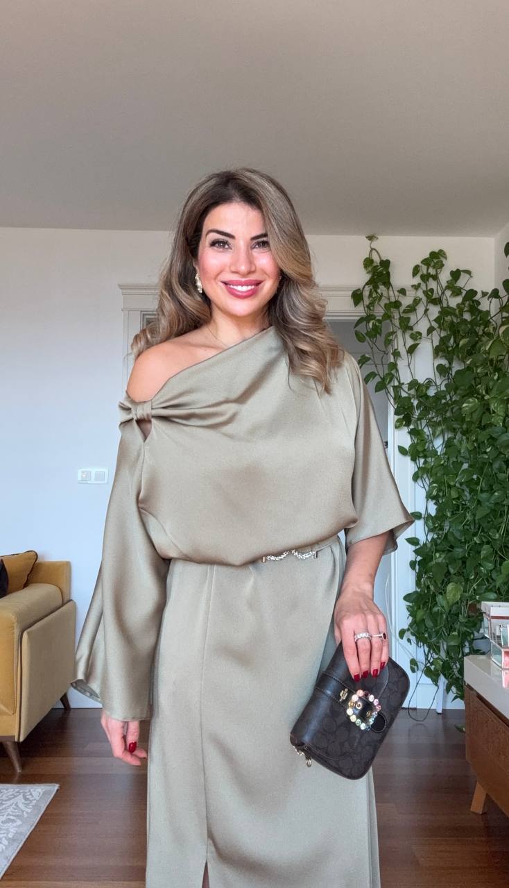 SATEN ASİMETRİK YAKA DRAPE ELBİSE – ŞAMPANYA BEJ