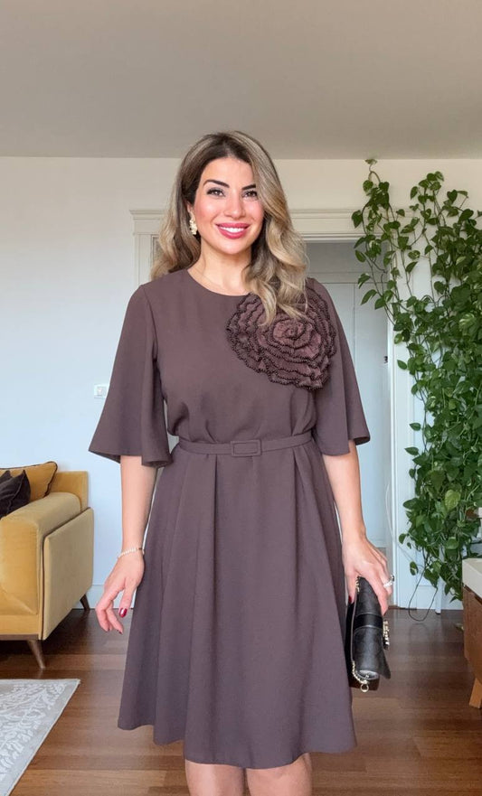 BÜYÜK ÇİÇEK DETAYLI KISA ŞİFON ELBİSE – KAKAO KAHVE