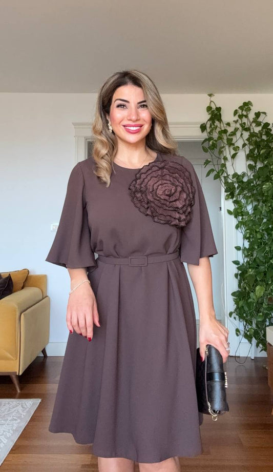 BÜYÜK ÇİÇEK DETAYLI KISA ŞİFON ELBİSE – KAKAO KAHVE