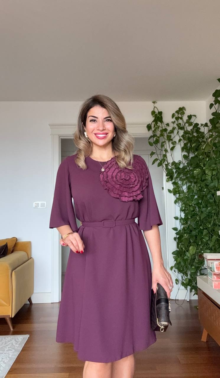 BÜYÜK ÇİÇEK DETAYLI KISA ŞİFON ELBİSE – MÜRDÜM