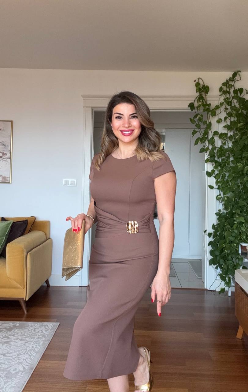 KEMER TOKA DETAYLI DRAPELİ MİDİ ELBİSE – KAHVE