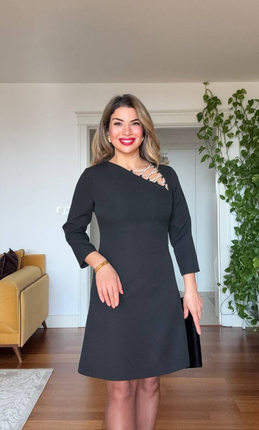 ASİMETRİK YAKA TAŞ DETAYLI ELBİSE - SİYAH