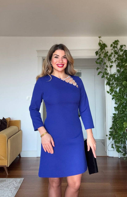 ASİMETRİK YAKA TAŞ DETAYLI ELBİSE - MAVİ