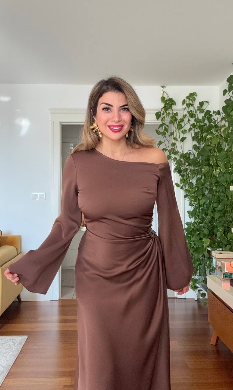 TEK OMUZ DETAYLI TAŞ İŞLEMELİ SATEN ELBİSE - KAHVERENGİ