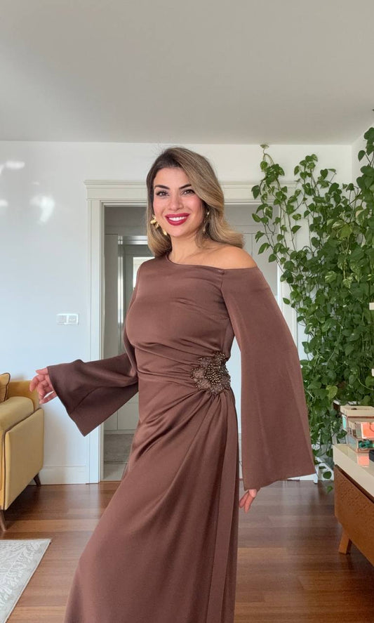 TEK OMUZ DETAYLI TAŞ İŞLEMELİ SATEN ELBİSE - KAHVERENGİ