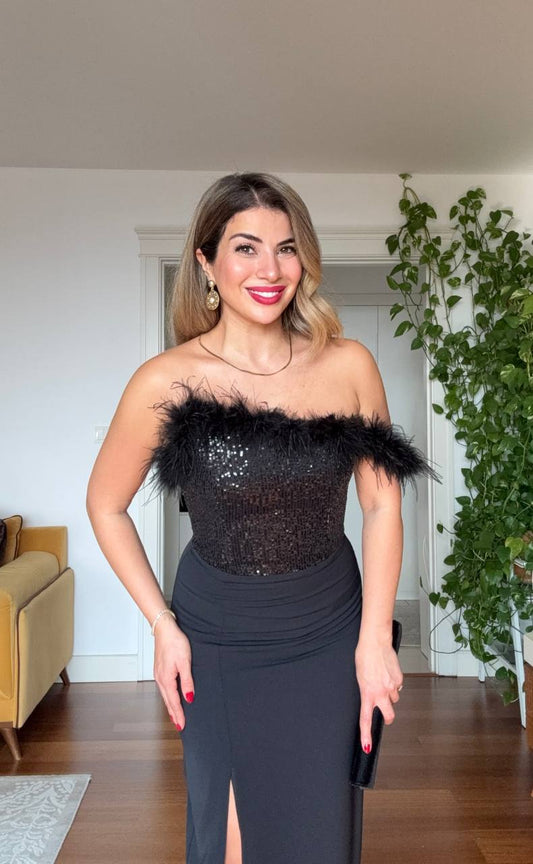 TÜYLÜ PAYETLİ STRAPLEZ YIRTMAÇ DETAYLI ABİYE ELBİSE – SİYAH