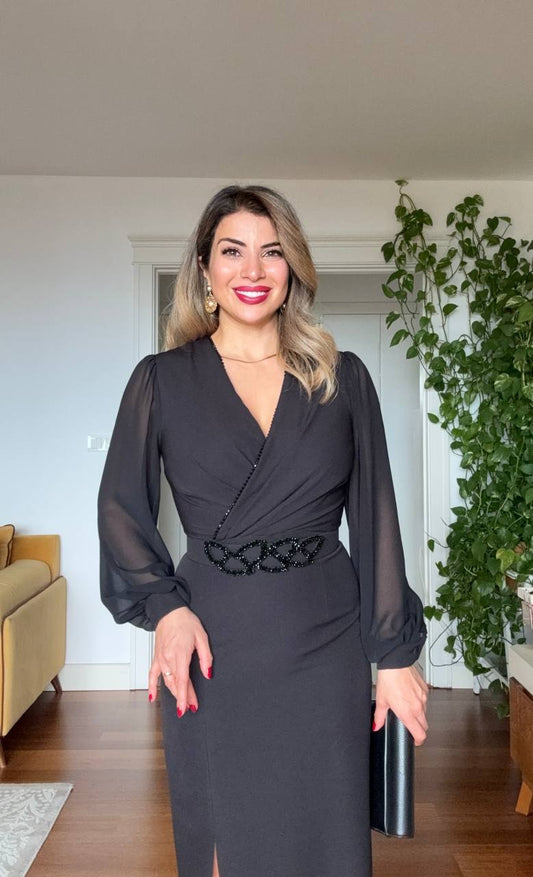 TAŞ KEMERLİ YIRTMAÇLI ELBİSE - SİYAH