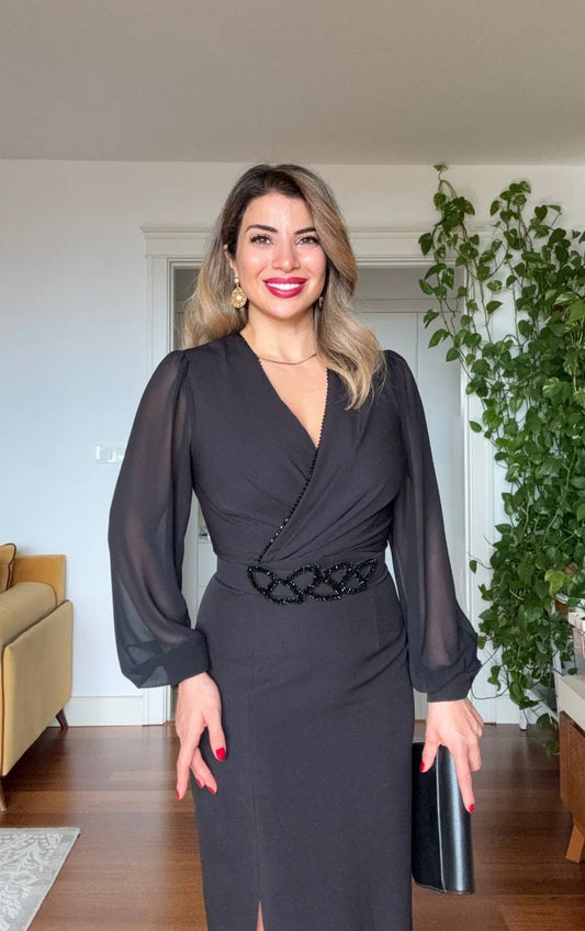 TAŞ KEMERLİ YIRTMAÇLI ELBİSE - SİYAH