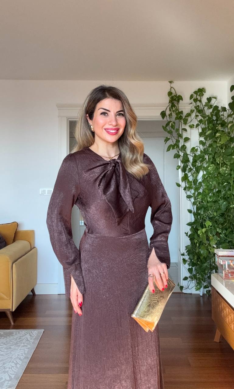 FİYONK YAKA DETAYLI SATEN MİDİ ELBİSE – KAHVE