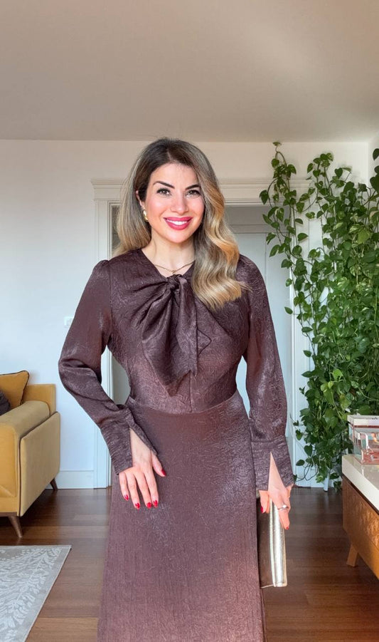 FİYONK YAKA DETAYLI SATEN MİDİ ELBİSE – KAHVE