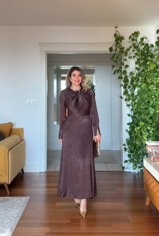 FİYONK YAKA DETAYLI SATEN MİDİ ELBİSE – KAHVE