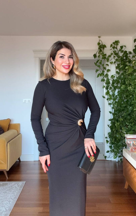 YANDAN DRAPELİ TAŞ TOKA DETAYLI UZUN ELBİSE – SİYAH