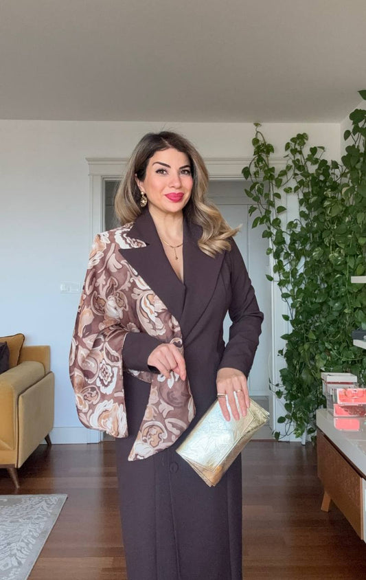 ZARİF YAKA DETAYLI DÜĞME KAPAMALI MİDİ ELBİSE – KAHVE