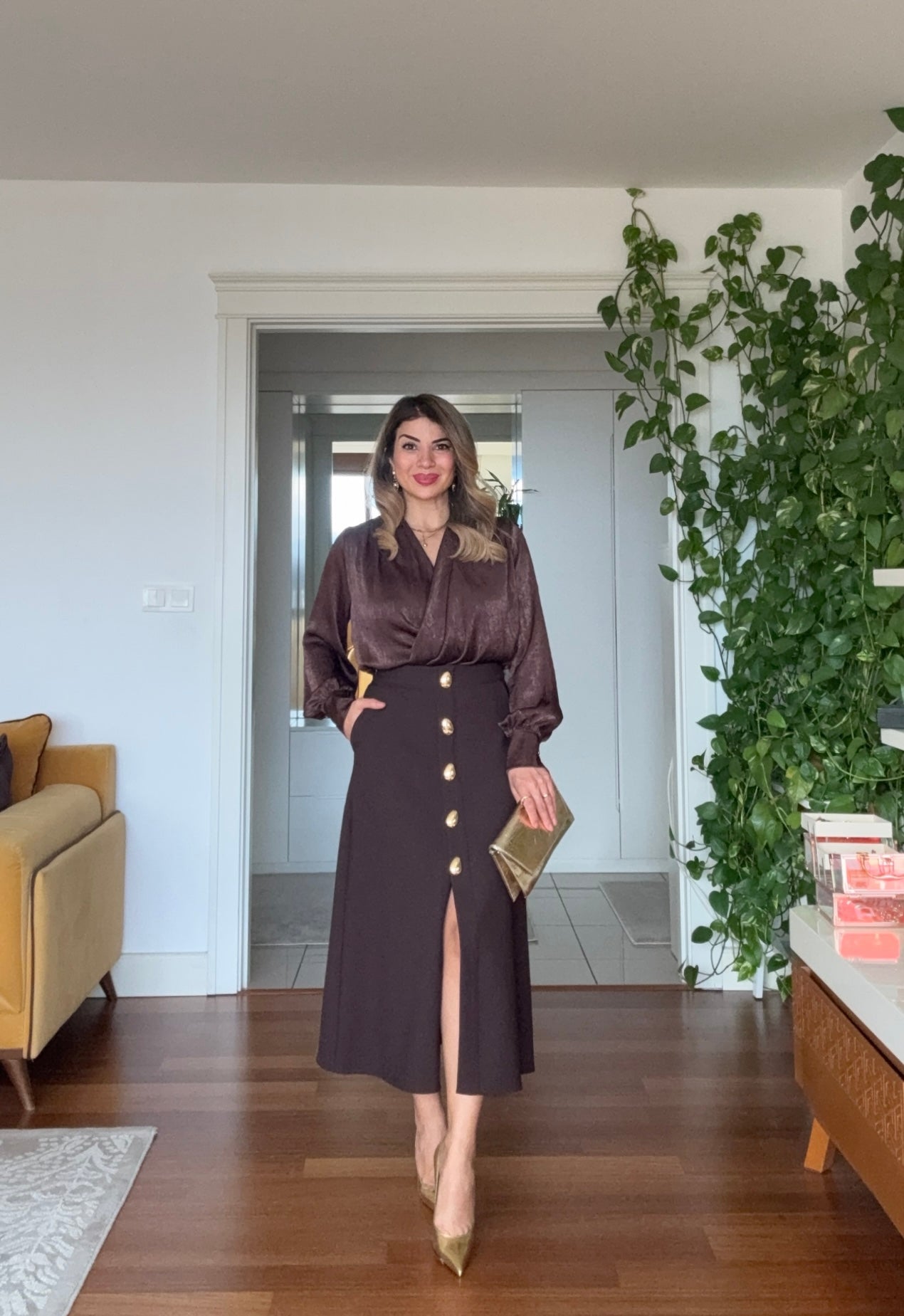 YÜKSEK BEL ALTIN DÜĞME DETAYLI YIRTMAÇLI MİDİ ETEK – KAHVE