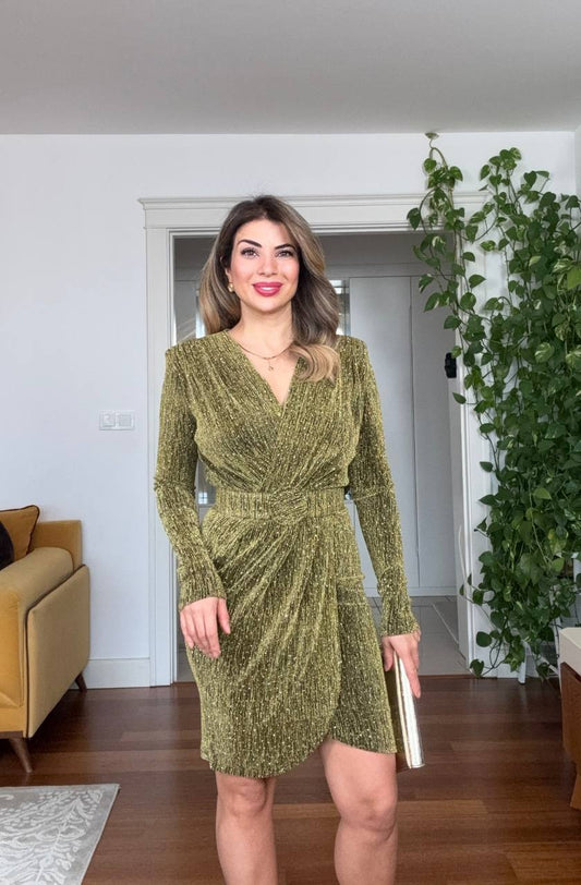 IŞILTILI KRUVAZE YAKA DRAPE DETAYLI MİNİ ELBİSE – ALTIN YEŞİL