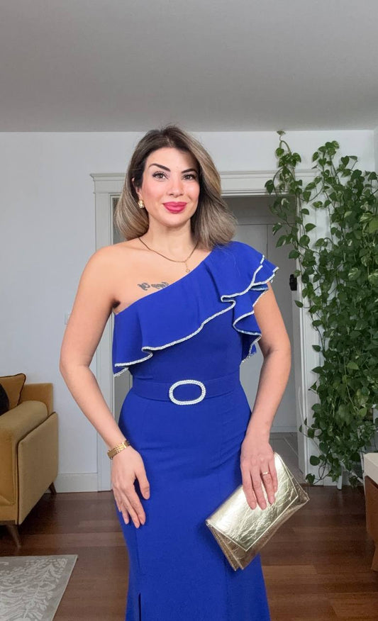 TEK OMUZ VOLAN DETAYLI TAŞ ŞERİTLİ YIRTMAÇLI UZUN ABİYE ELBİSE – SAKS MAVİSİ