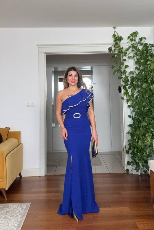 TEK OMUZ VOLAN DETAYLI TAŞ ŞERİTLİ YIRTMAÇLI UZUN ABİYE ELBİSE – SAKS MAVİSİ