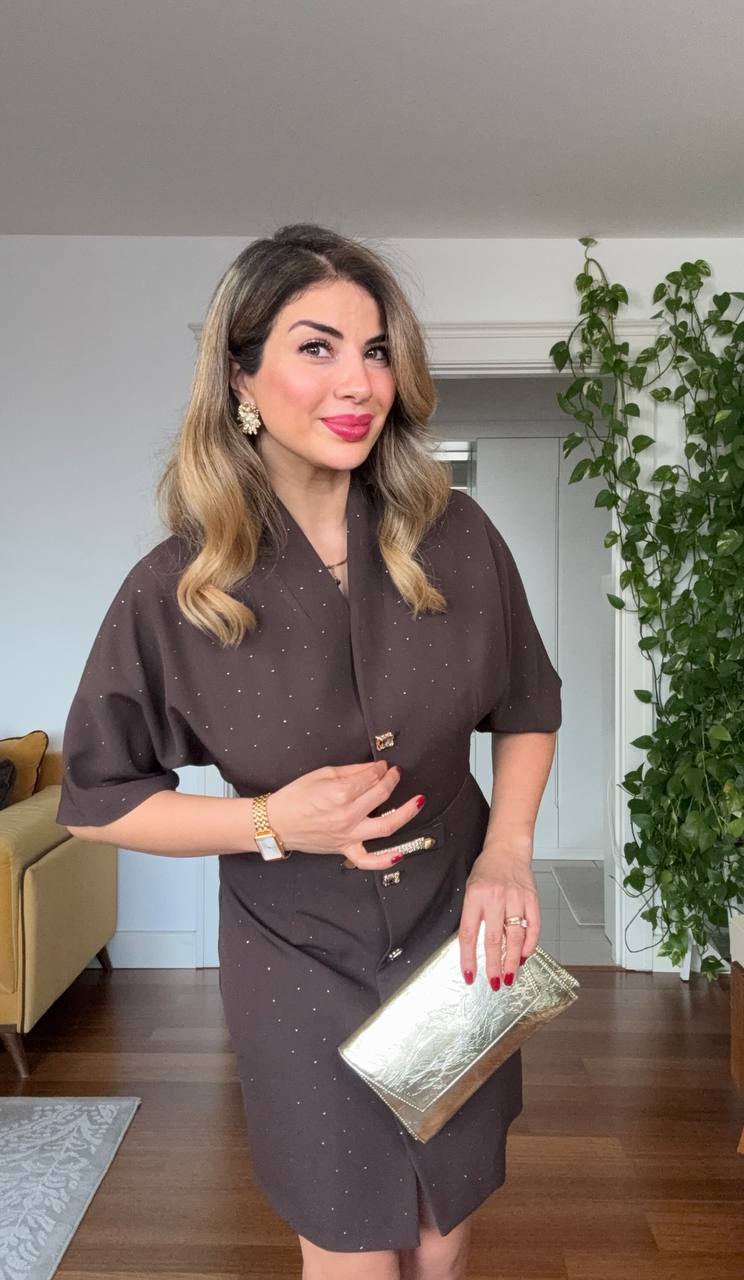 TAŞ DETAYLI KEMERLİ DÜĞMELİ MİNİ ELBİSE – KAHVERENGİ