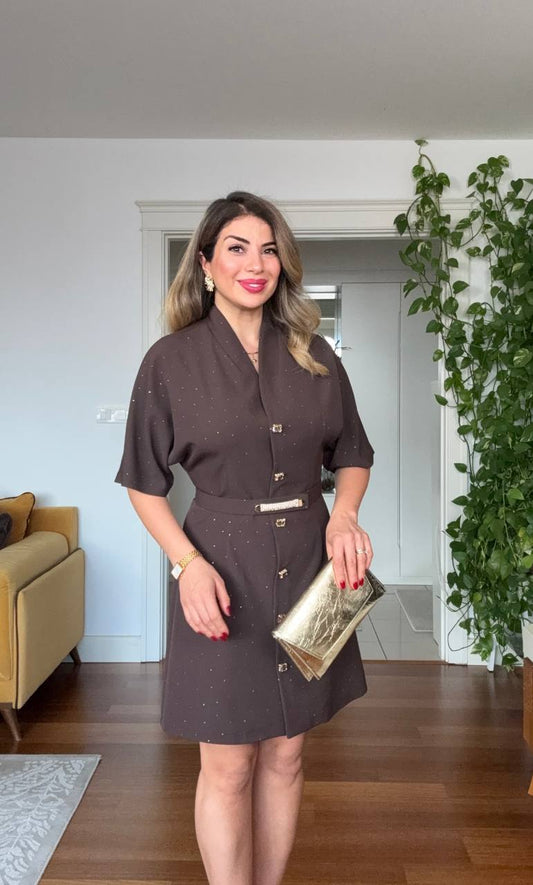 TAŞ DETAYLI KEMERLİ DÜĞMELİ MİNİ ELBİSE – KAHVERENGİ
