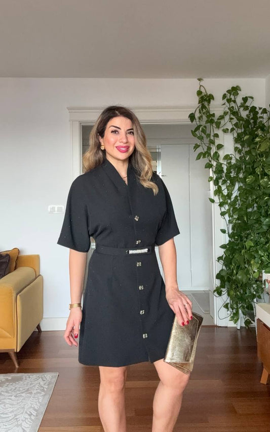 TAŞ DETAYLI KEMERLİ DÜĞMELİ MİNİ ELBİSE – SİYAH