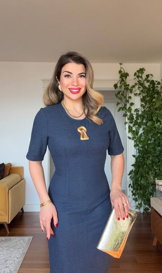 ZARİF KESİM ALTIN AKSESUAR DETAYLI MİDİ ELBİSE – LACİVERT