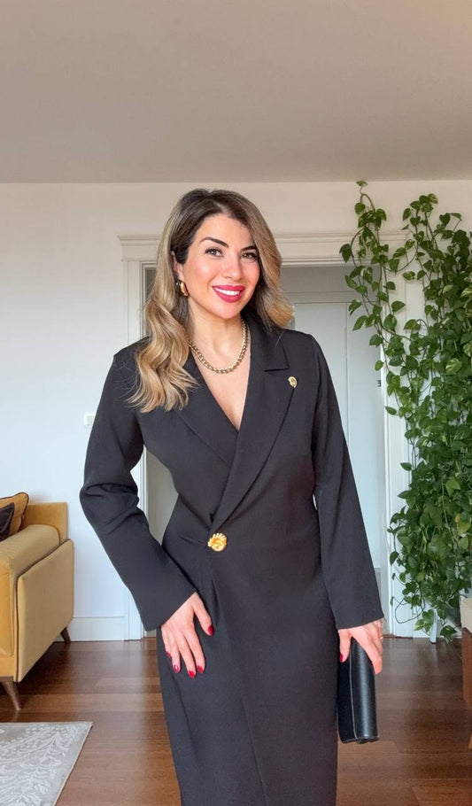 ALTIN DÜĞME DETAYLI KRUVAZE YAKA MİDİ ELBİSE – SİYAH