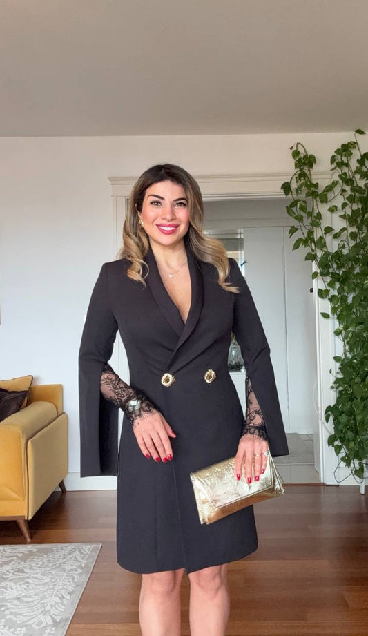 ALTIN DÜĞME DETAYLI DANTEL KOL CEKET ELBİSE – SİYAH