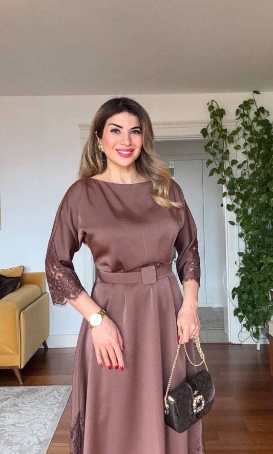 DANTEL DETAYLI KEMERLİ ŞIK MİDİ ELBİSE – MOKA KAHVE