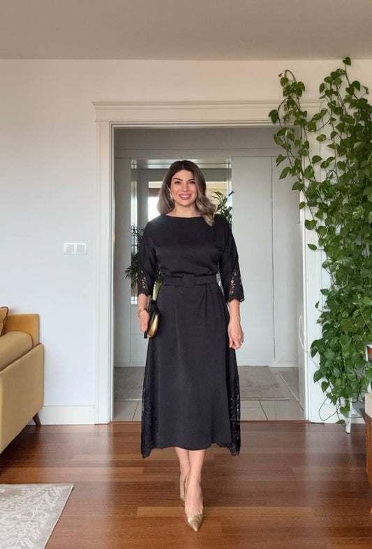 DANTEL DETAYLI KEMERLİ ŞIK MİDİ ELBİSE – SİYAH