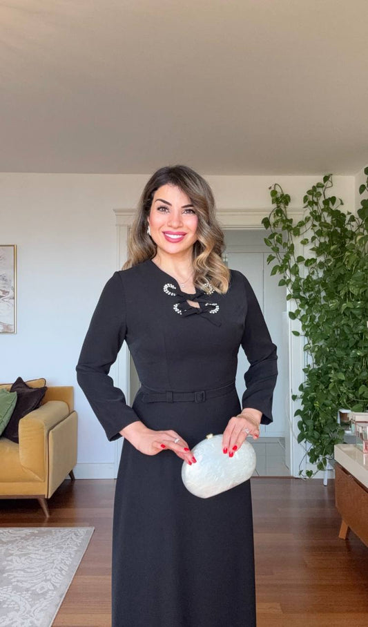 TAŞ DETAYLI YAKA KESİMLİ KEMERLİ UZUN ELBİSE – SİYAH
